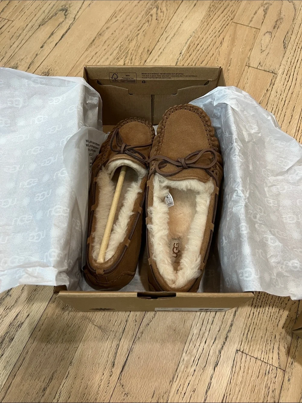 Brand New Kids UGG Chestnut Suede Moccasin Slippers with Shearling Size 4